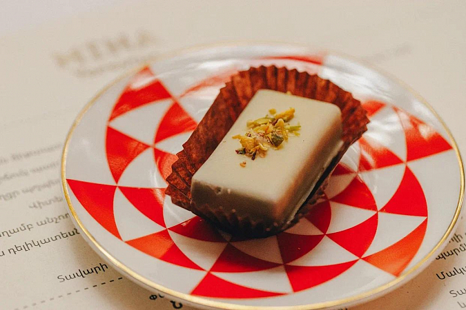 White chocolate candy with pistachio and orange ganache / Սպիտակ կոնֆետ պիստակիով և նարնջի գանաշի միջուկով