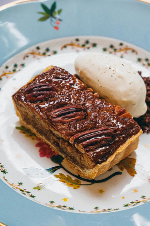 Our special MINA nut cake / Մեր ֆիրմային Mina ընդեղենով տորթը