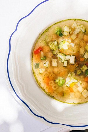 Minestrone, light Tuscan soup with seasonal vegetables / Մինեստրոնե՝ սեզոնային բանջարեղենով պատրաստված տոսկանական թեթեւ ապուր