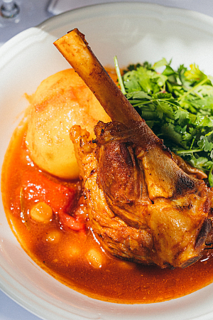 Lamb shank with vegetables / Գառան սրունք բանջարեղենով