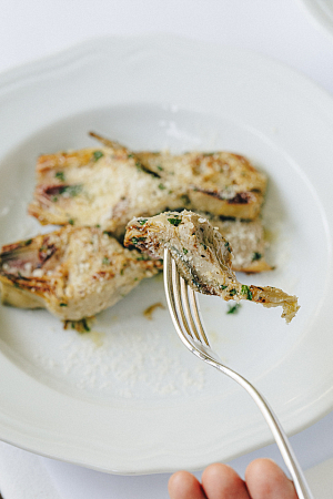 Pan-fried artichokes with parmesan / Տապակած արտիճուկ պարմեզանով